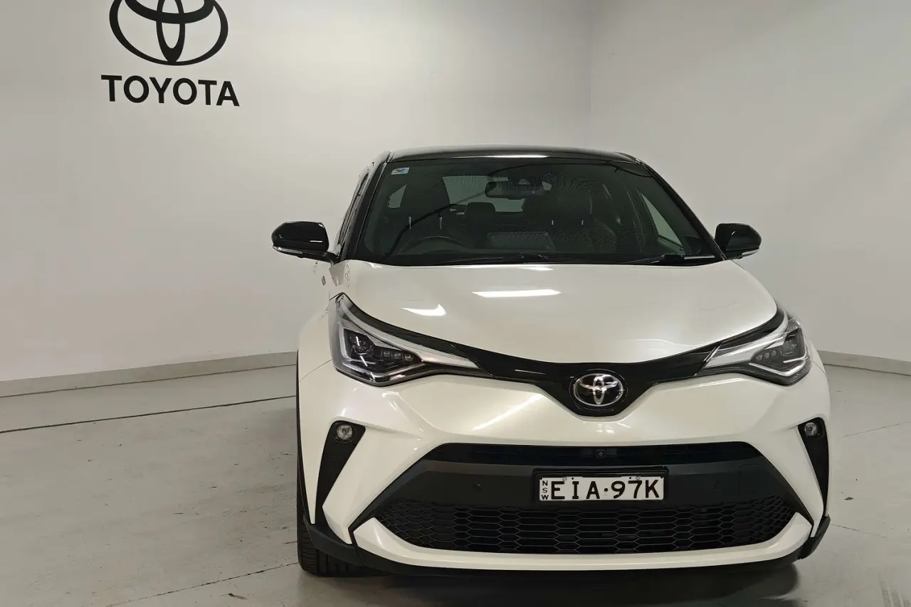 2020 Toyota C-HR Gallery Image 2