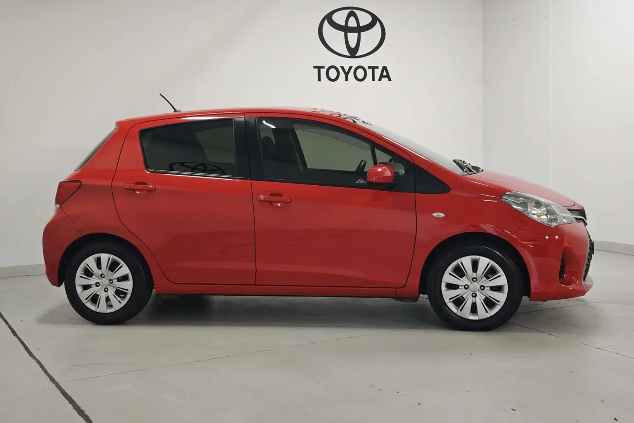 2016 Toyota Yaris Gallery Image 4