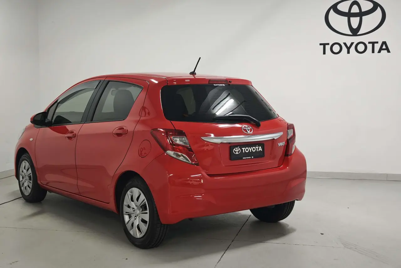 2016 Toyota Yaris Gallery Image 6