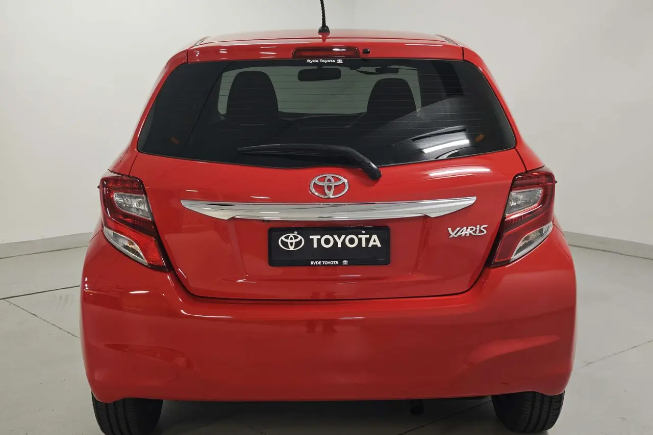 2016 Toyota Yaris Gallery Image 8