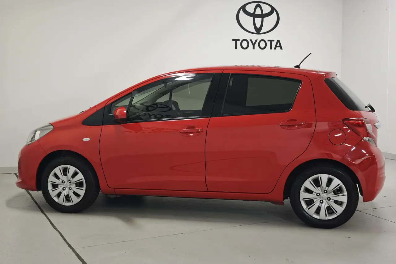 2016 Toyota Yaris Gallery Image 9