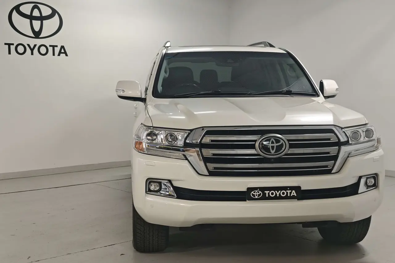2016 Toyota Landcruiser Gallery Image 2