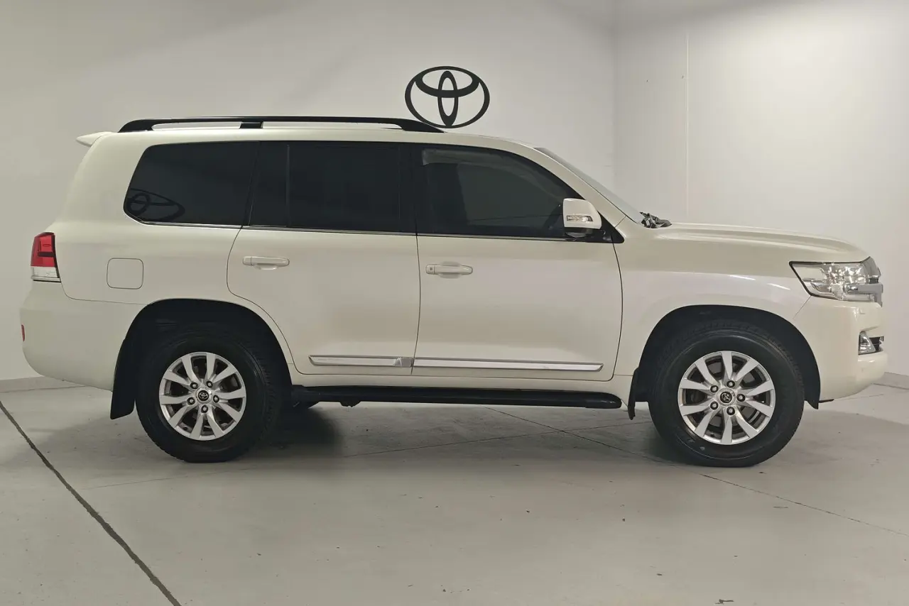 2016 Toyota Landcruiser Gallery Image 4