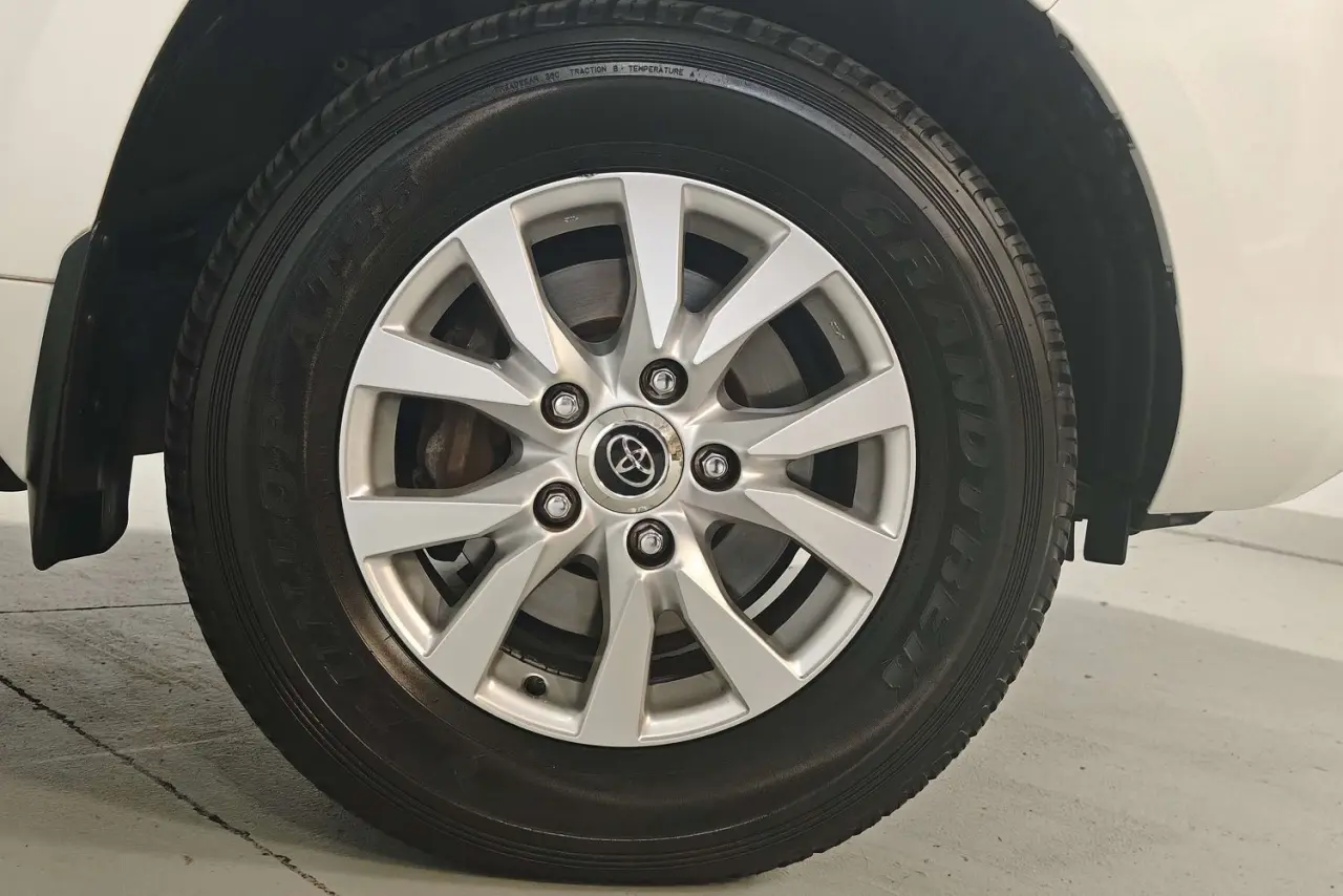 2016 Toyota Landcruiser Gallery Image 5