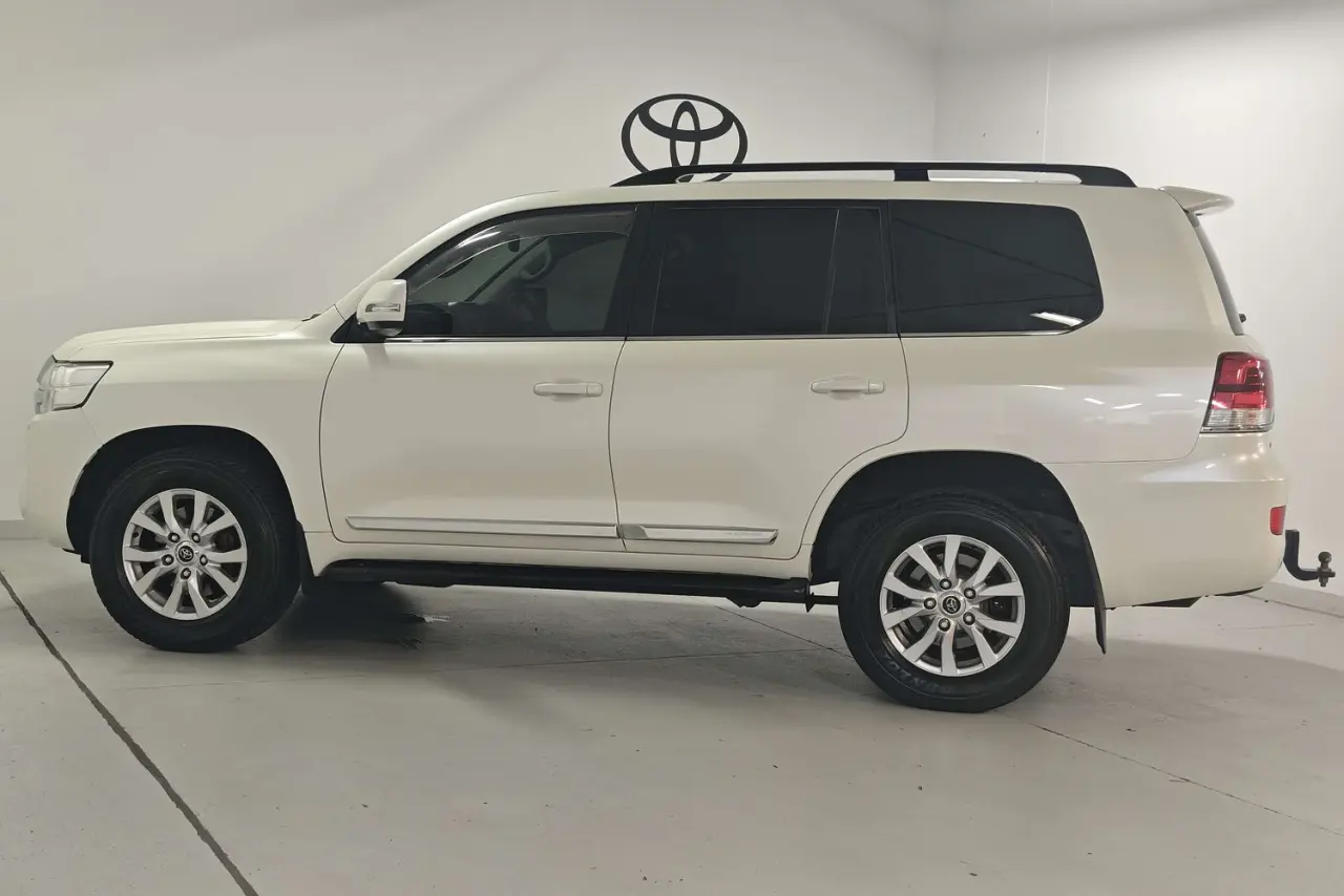 2016 Toyota Landcruiser Gallery Image 9