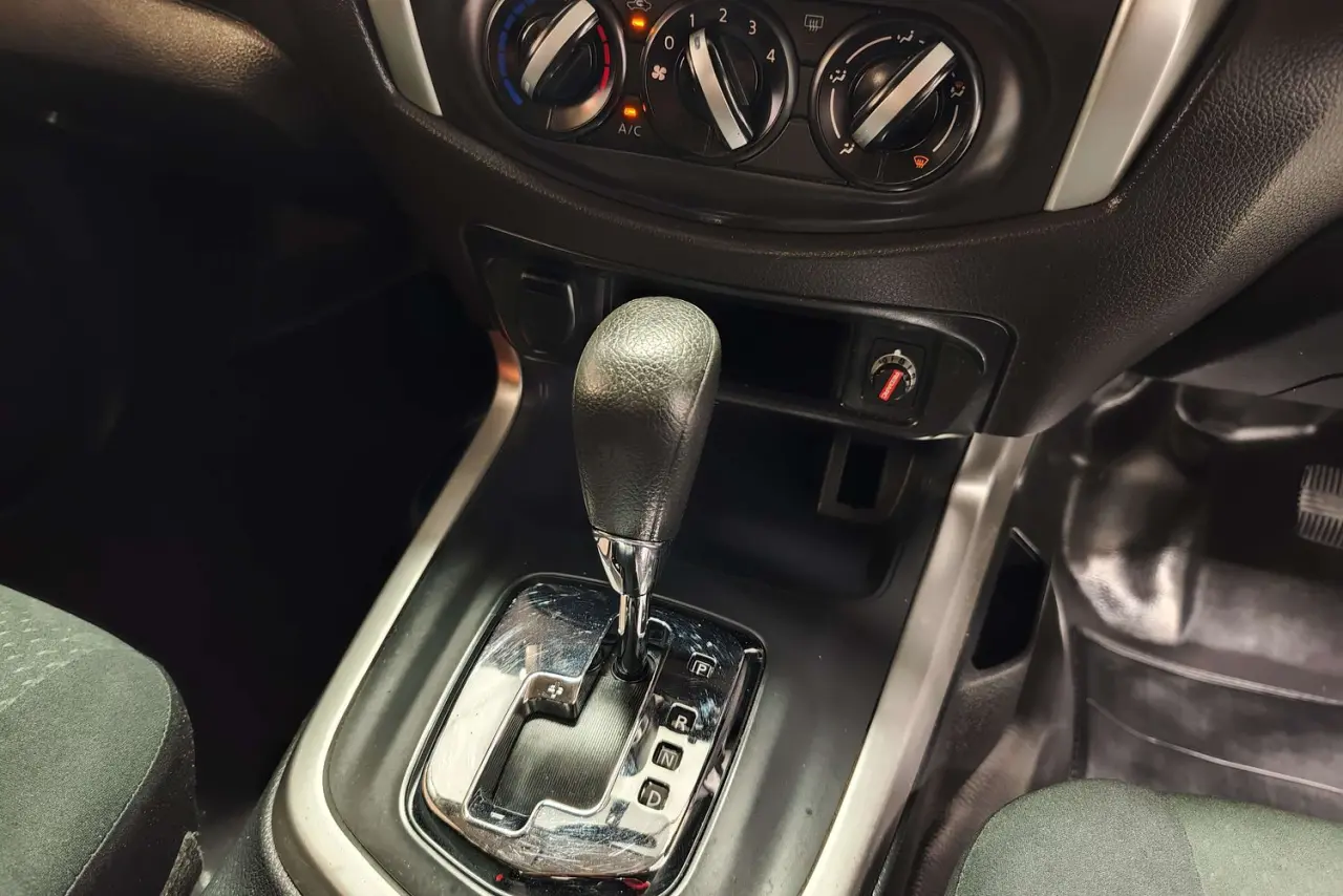 2020 Nissan Navara Gallery Image 19