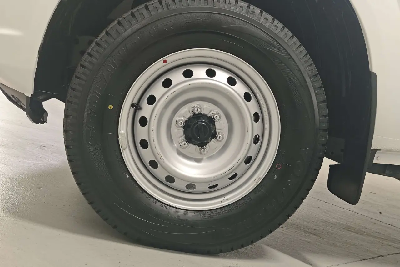 2020 Nissan Navara Gallery Image 5