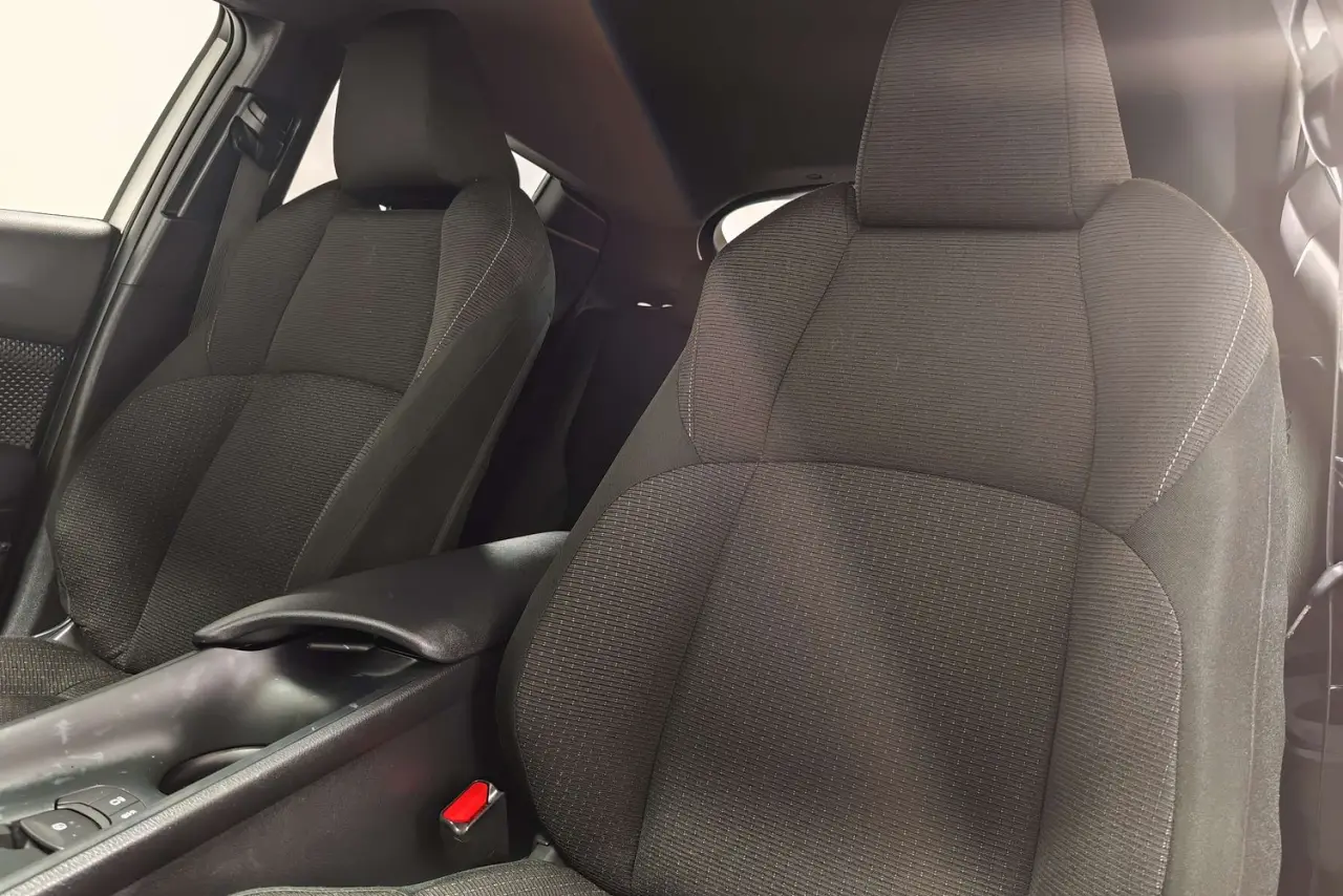 2018 Toyota C-HR Gallery Image 15