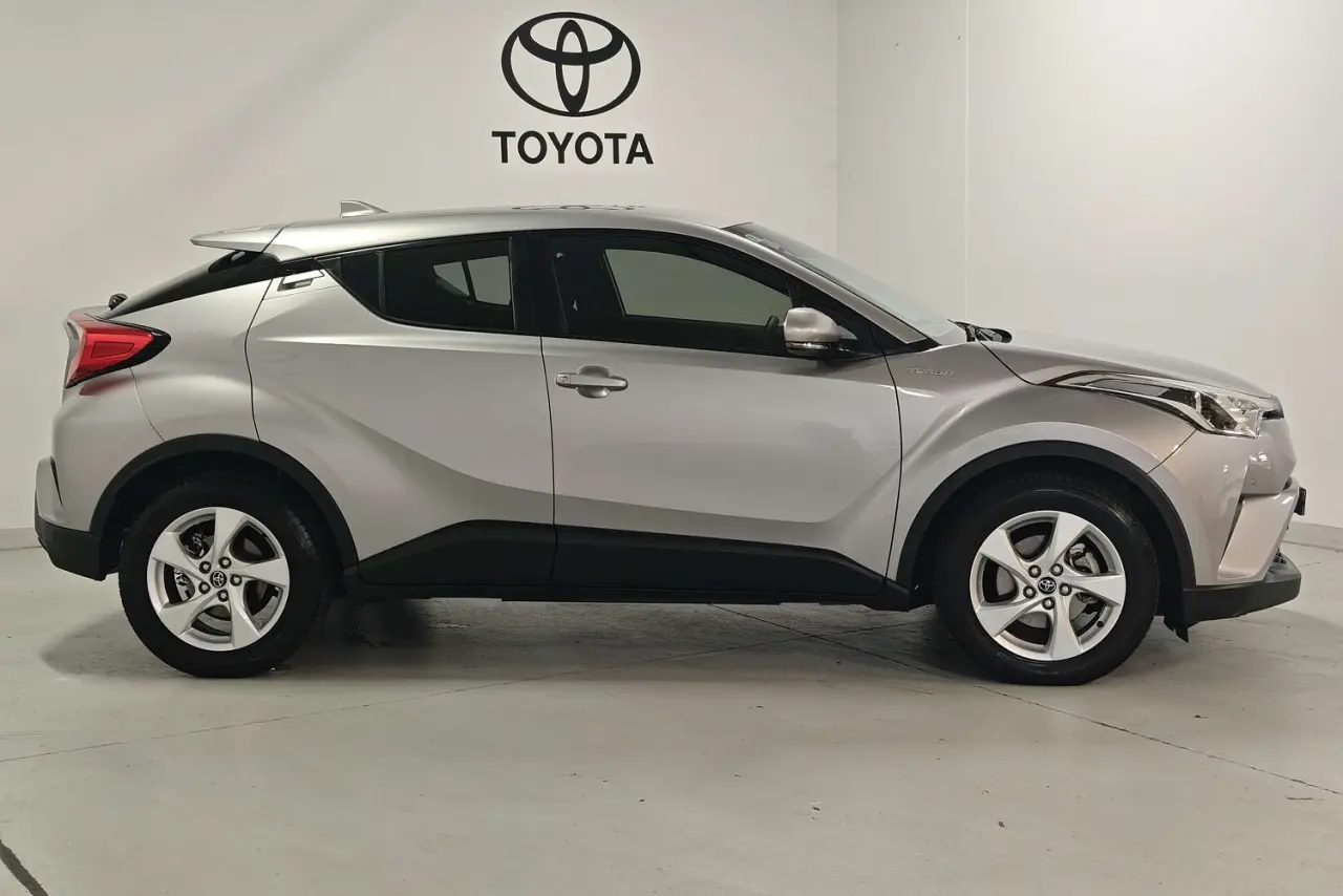 2018 Toyota C-HR Gallery Image 4