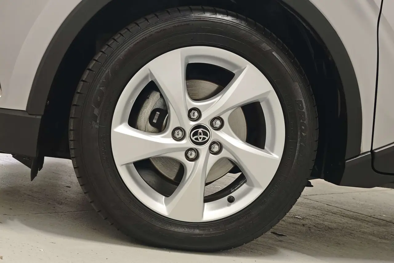 2018 Toyota C-HR Gallery Image 5