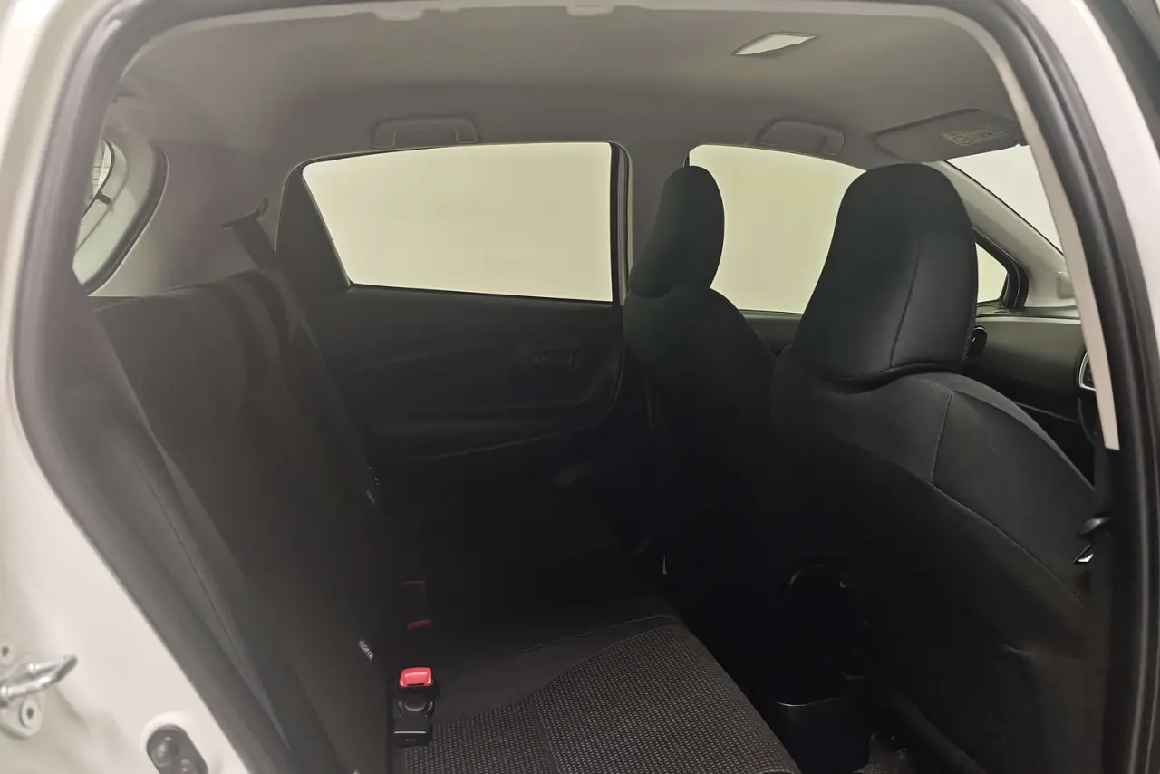 2016 Toyota Yaris Gallery Image 11