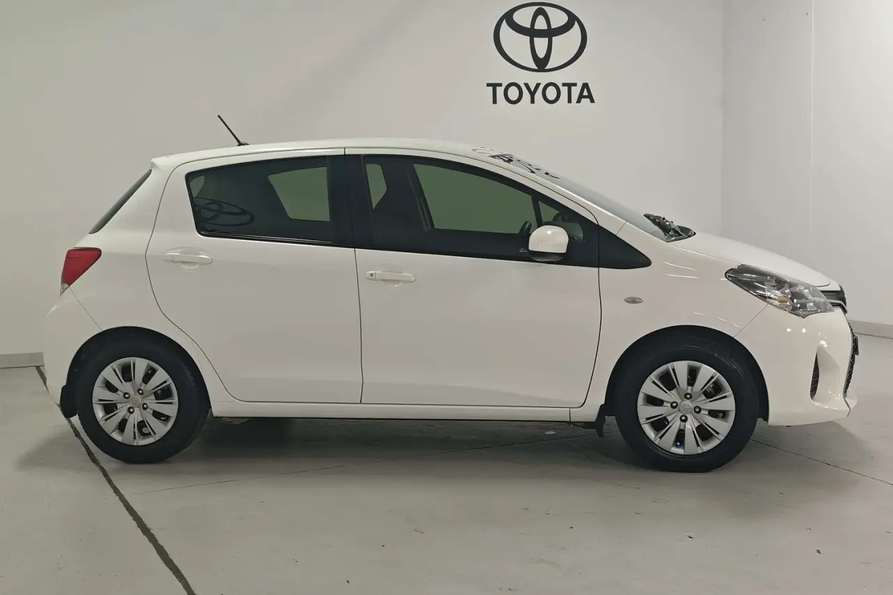 2016 Toyota Yaris Gallery Image 4