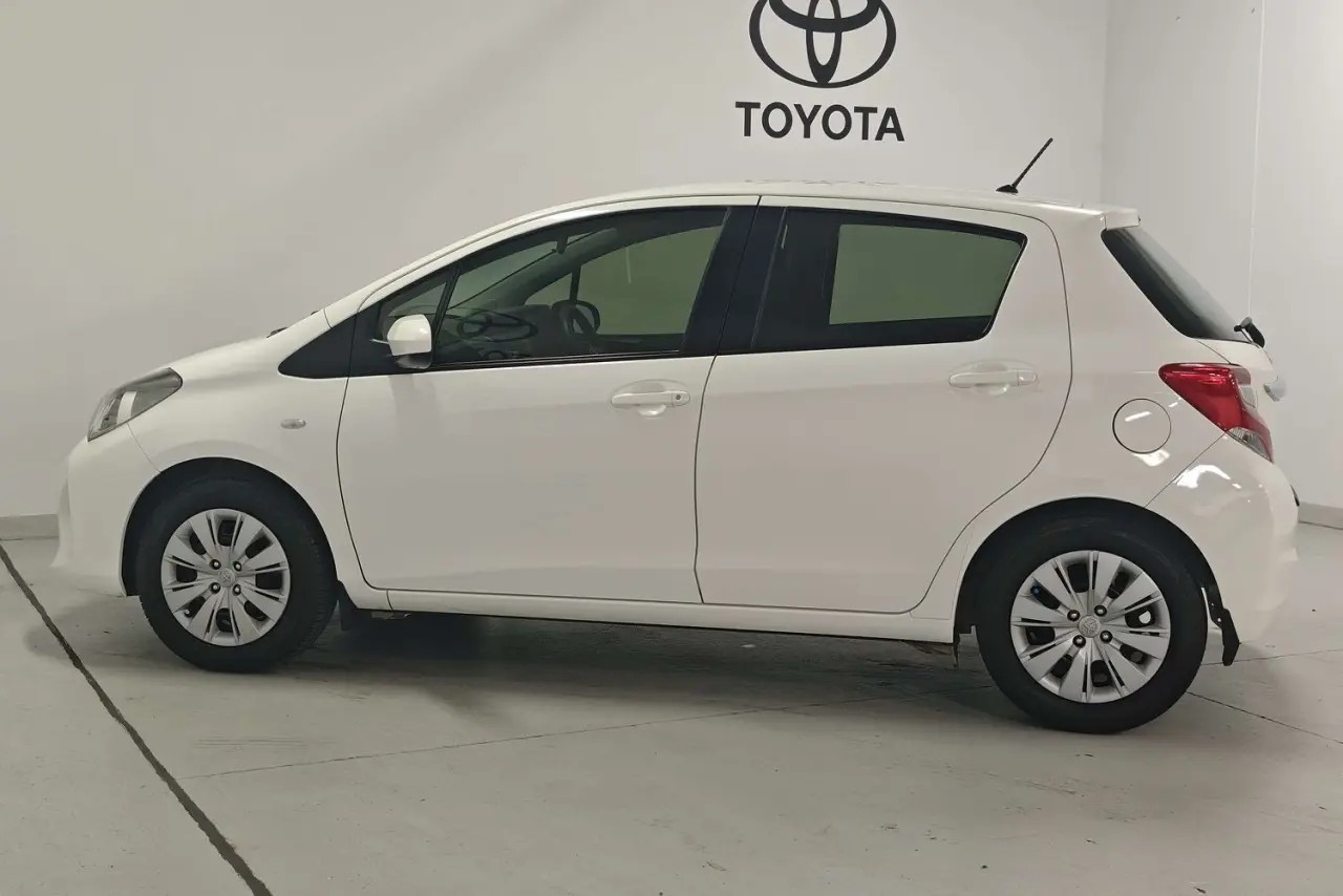 2016 Toyota Yaris Gallery Image 9