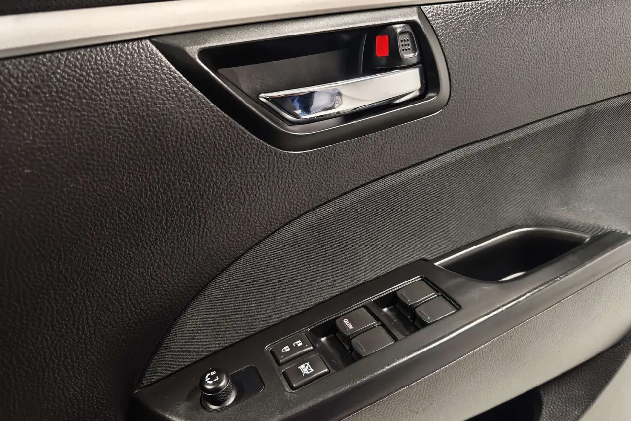 2014 Suzuki Swift Gallery Image 20