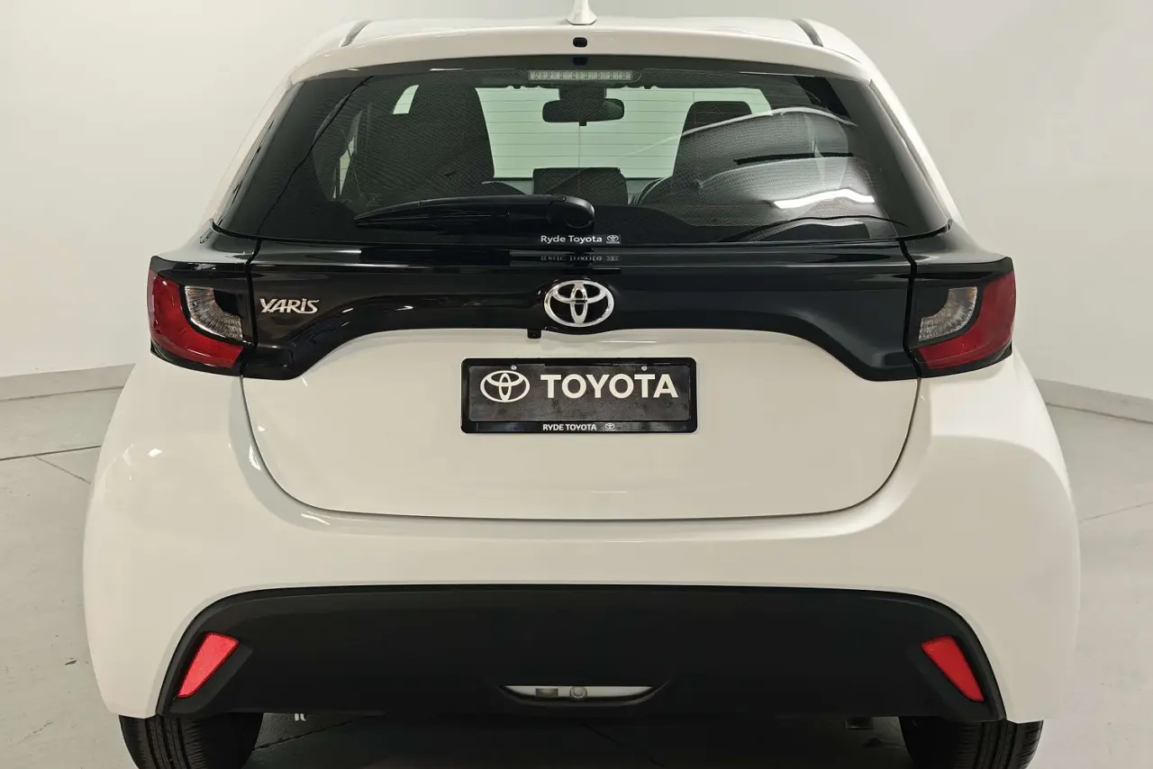 2021 Toyota Yaris Gallery Image 8