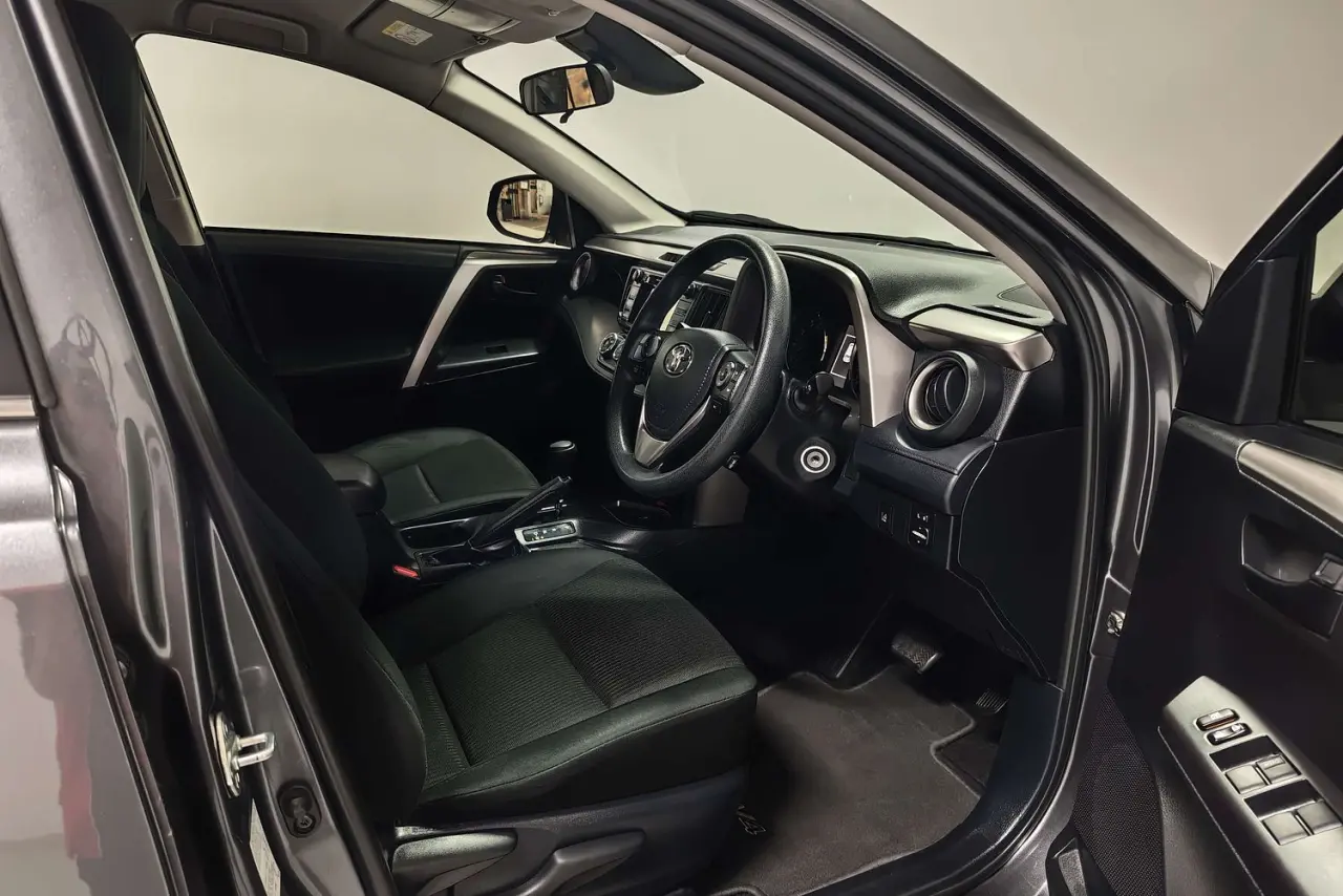 2017 Toyota RAV4 Gallery Image 10