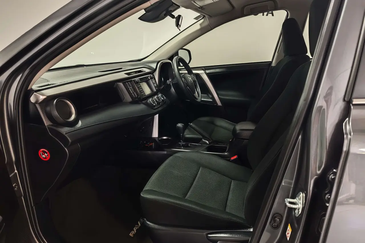 2017 Toyota RAV4 Gallery Image 14