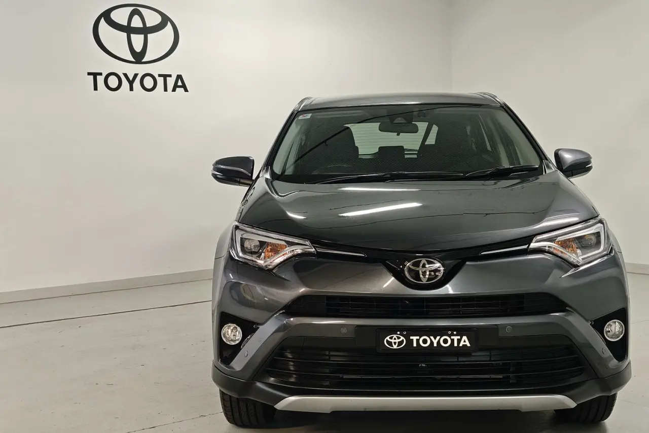 2017 Toyota RAV4 Gallery Image 2