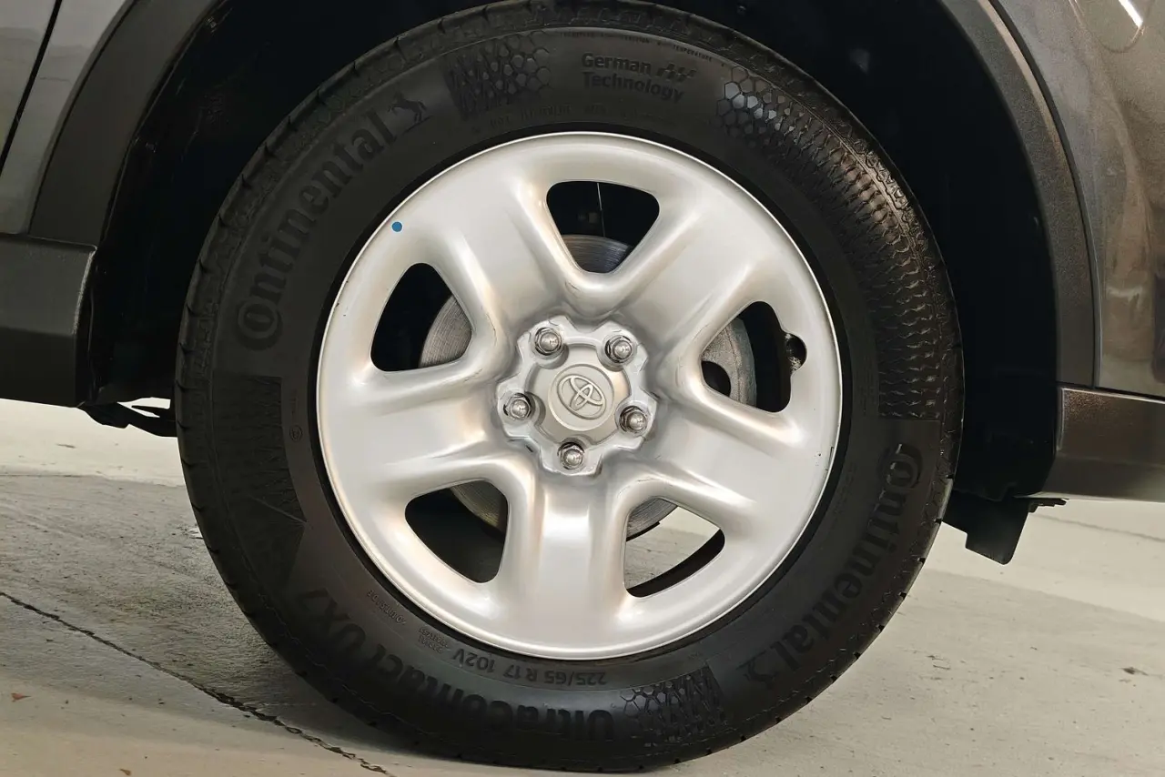 2017 Toyota RAV4 Gallery Image 5