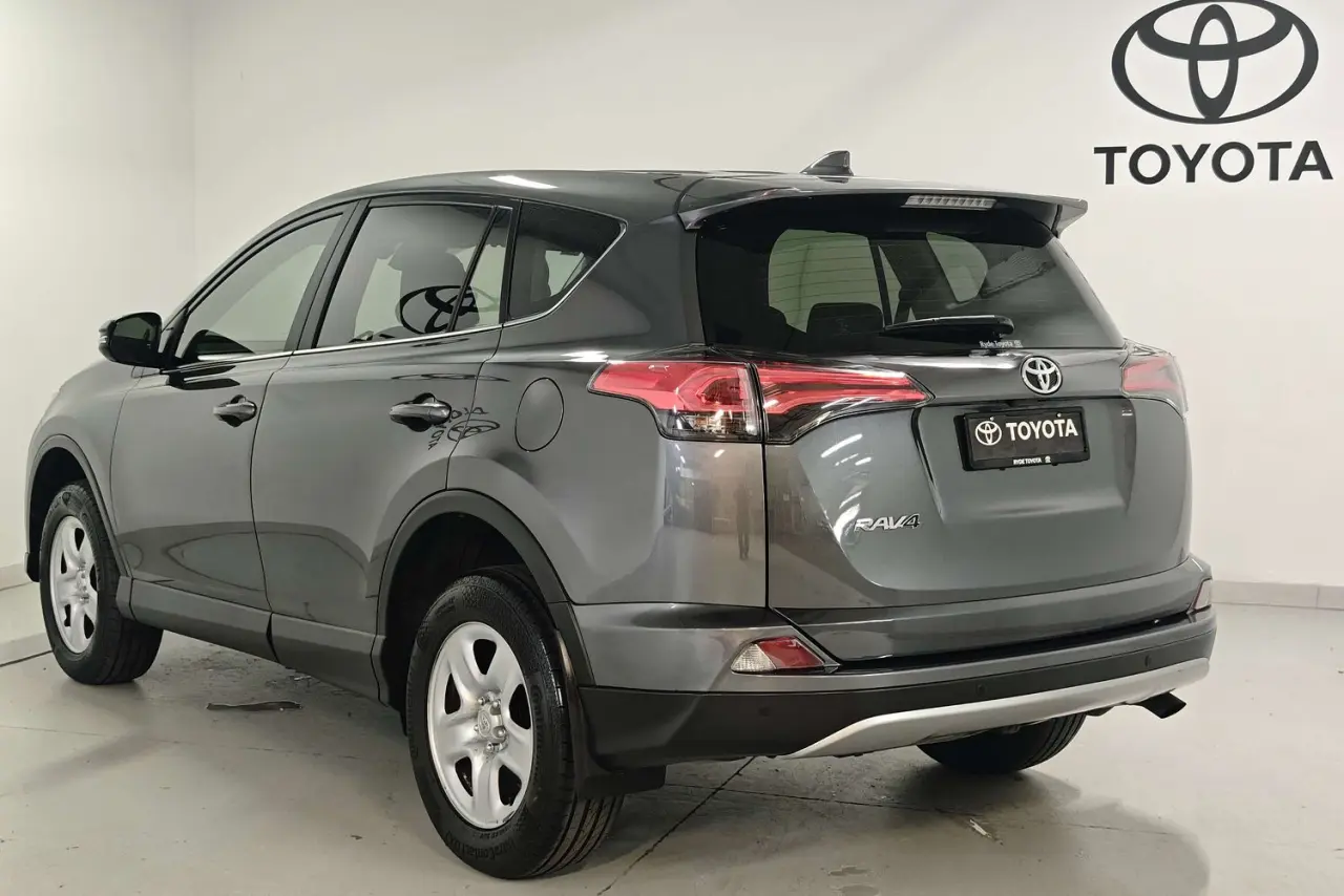2017 Toyota RAV4 Gallery Image 6