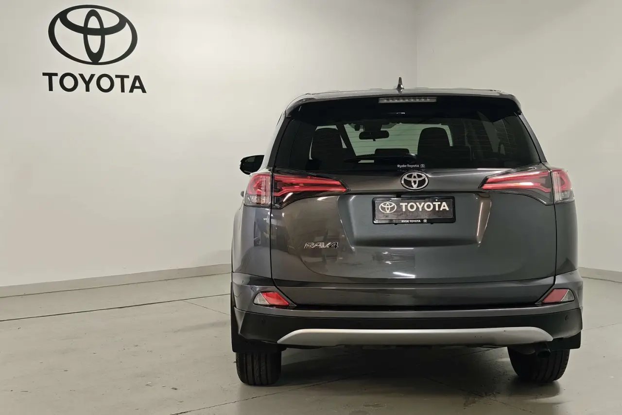 2017 Toyota RAV4 Gallery Image 7