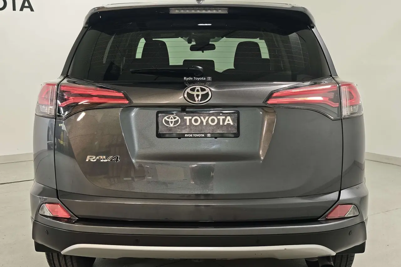 2017 Toyota RAV4 Gallery Image 8
