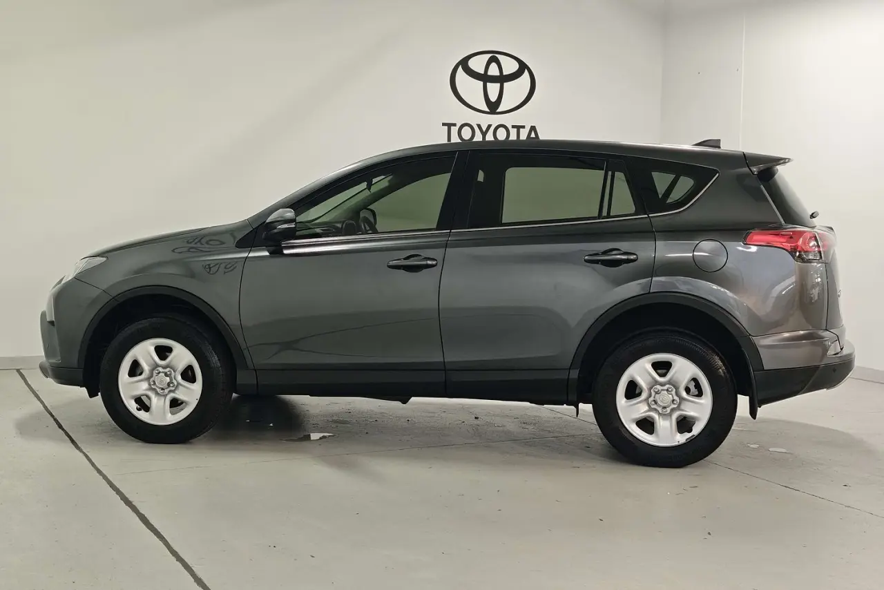 2017 Toyota RAV4 Gallery Image 9