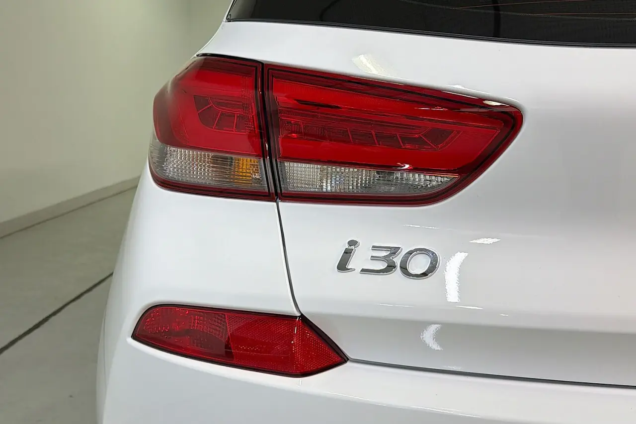 2017 Hyundai i30 Gallery Image 8