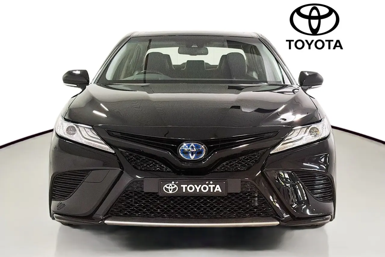 2020 Toyota Camry Gallery Image 2