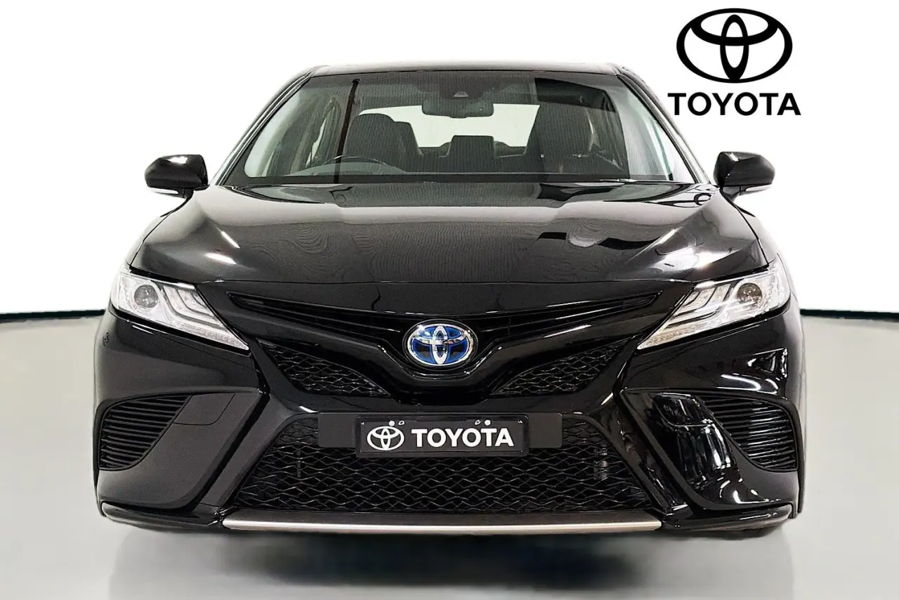 2020 Toyota Camry Gallery Image 2
