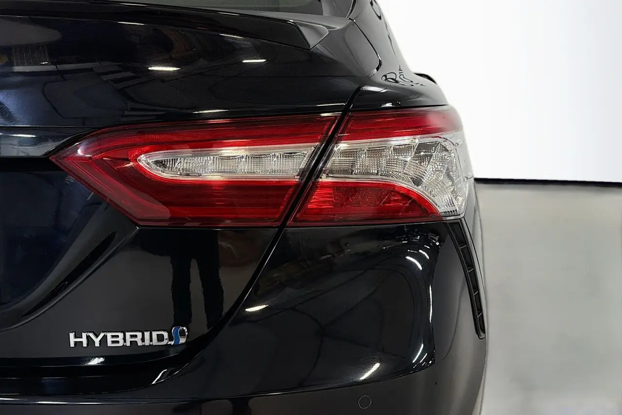 2020 Toyota Camry Gallery Image 9