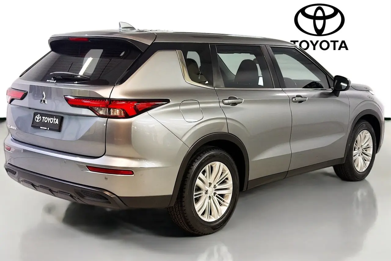 2022 Mitsubishi Outlander Gallery Image 10