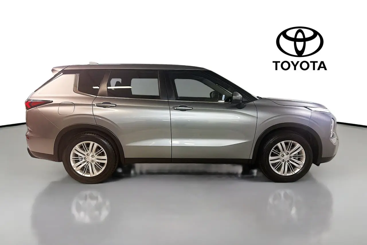 2022 Mitsubishi Outlander Gallery Image 11