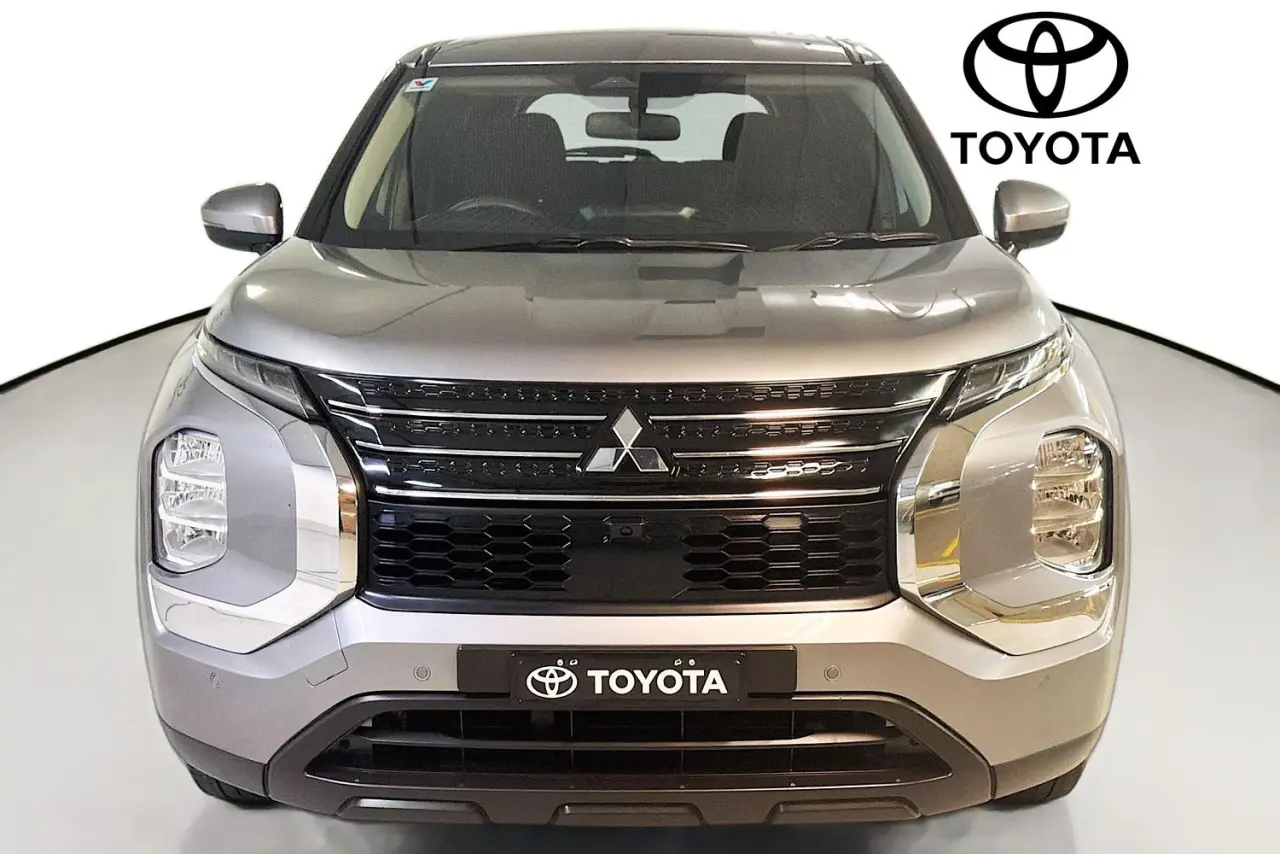 2022 Mitsubishi Outlander Gallery Image 2