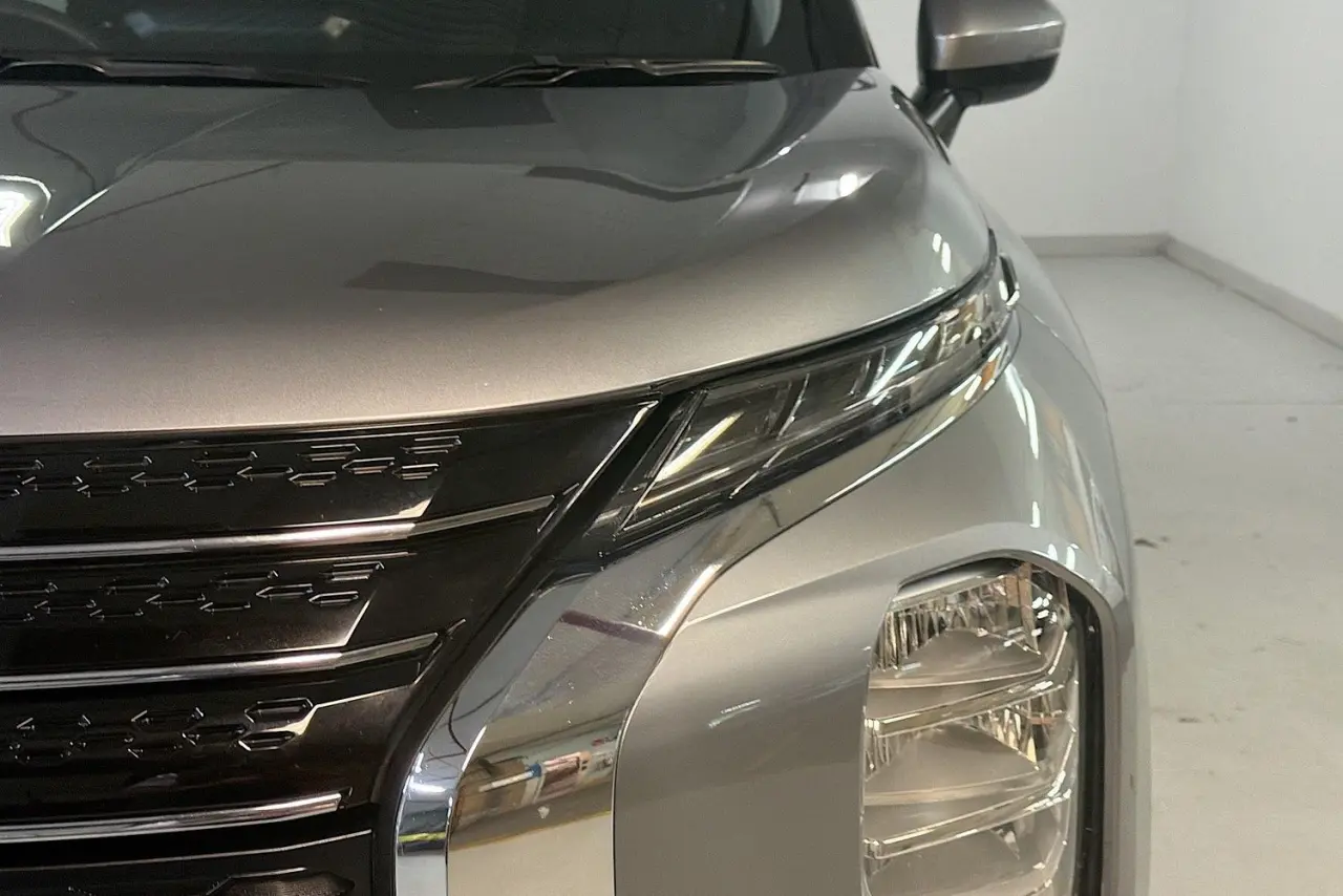 2022 Mitsubishi Outlander Gallery Image 3