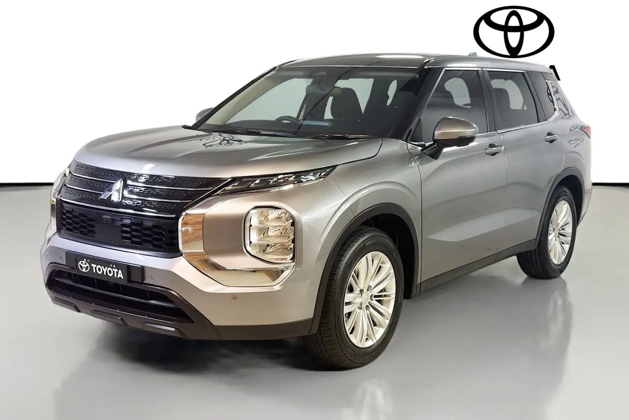 2022 Mitsubishi Outlander Gallery Image 4