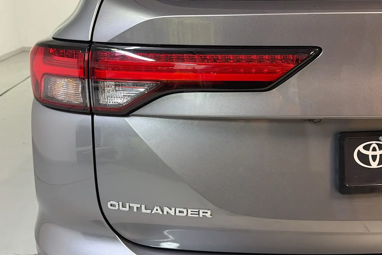 2022 Mitsubishi Outlander Gallery Image 8
