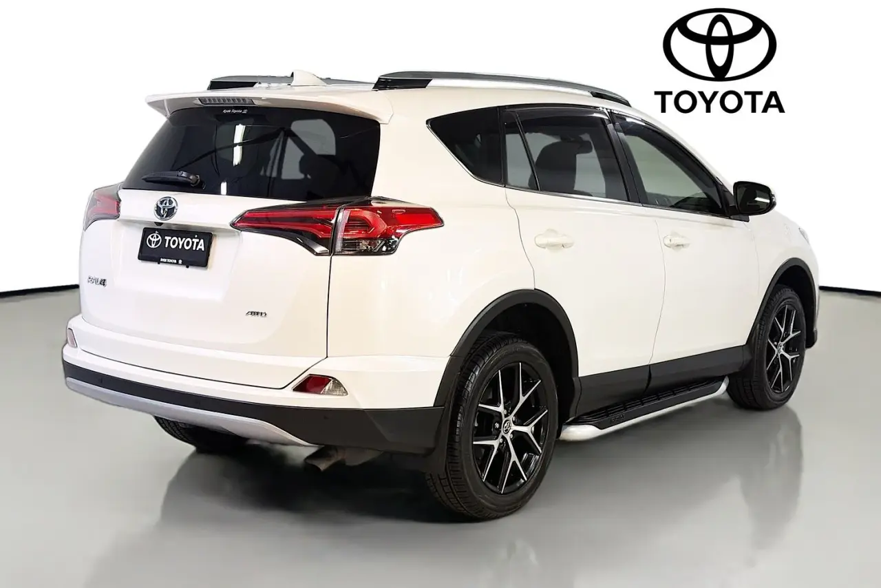 2017 Toyota RAV4 Gallery Image 10