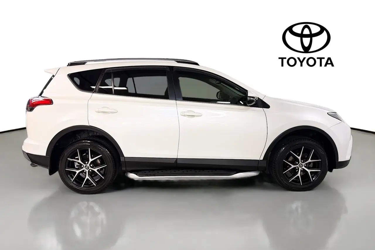 2017 Toyota RAV4 Gallery Image 11