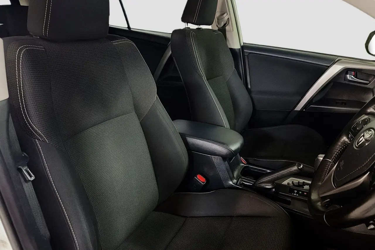 2017 Toyota RAV4 Gallery Image 12
