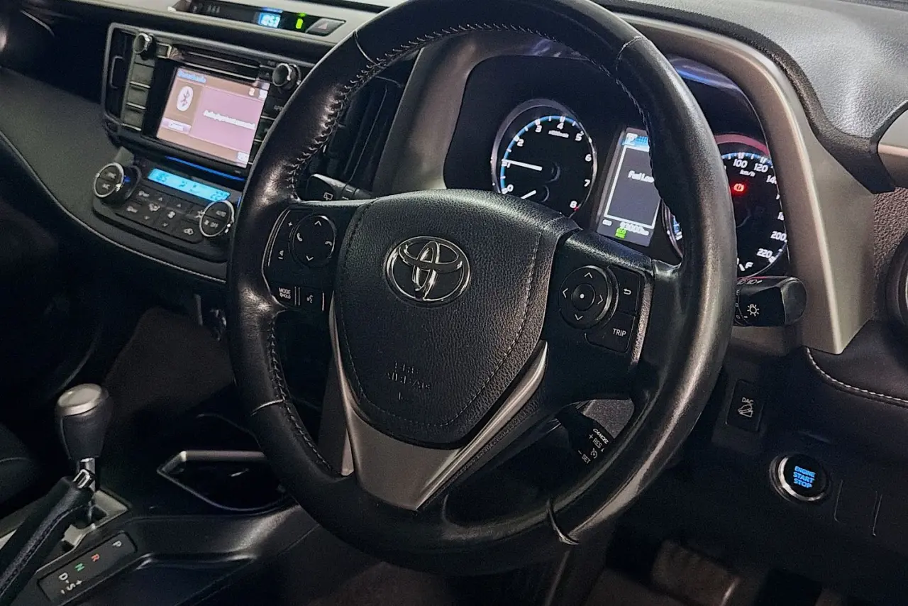 2017 Toyota RAV4 Gallery Image 13