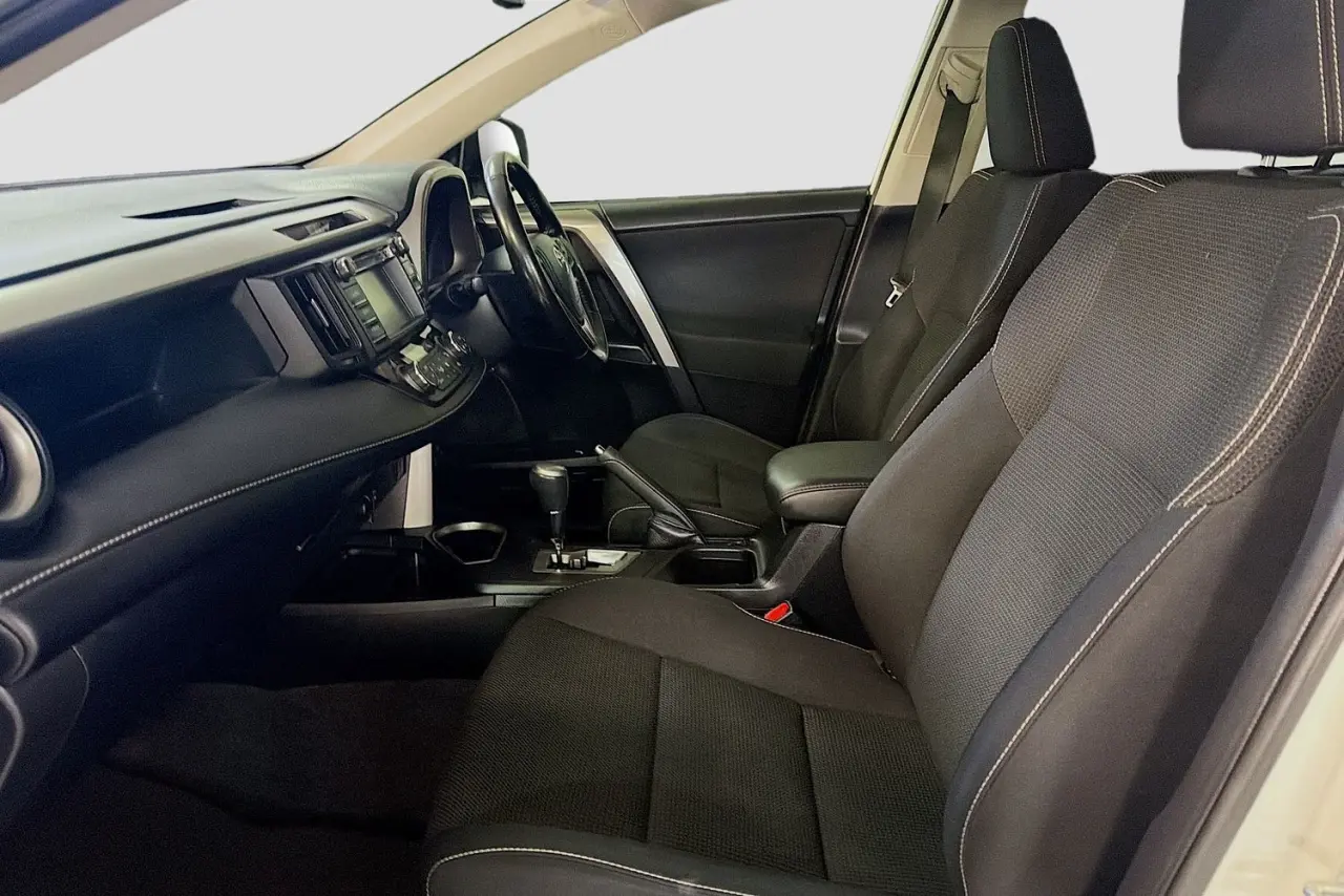 2017 Toyota RAV4 Gallery Image 24