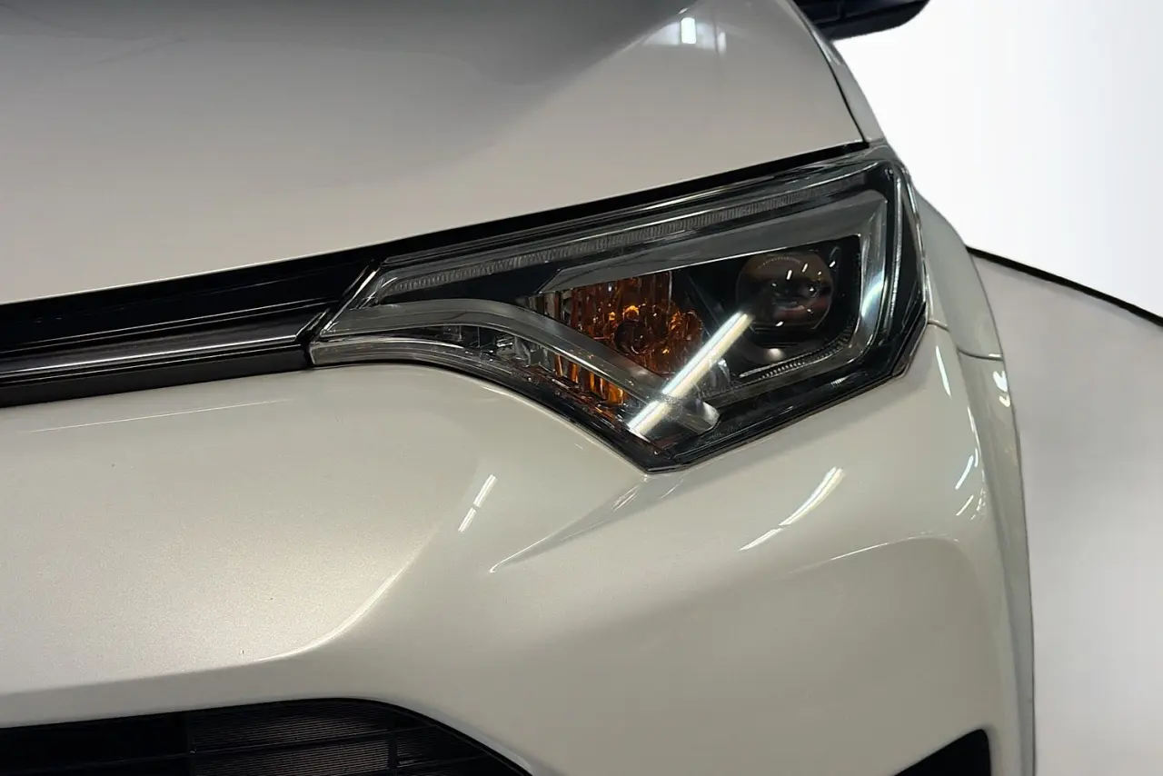 2017 Toyota RAV4 Gallery Image 3