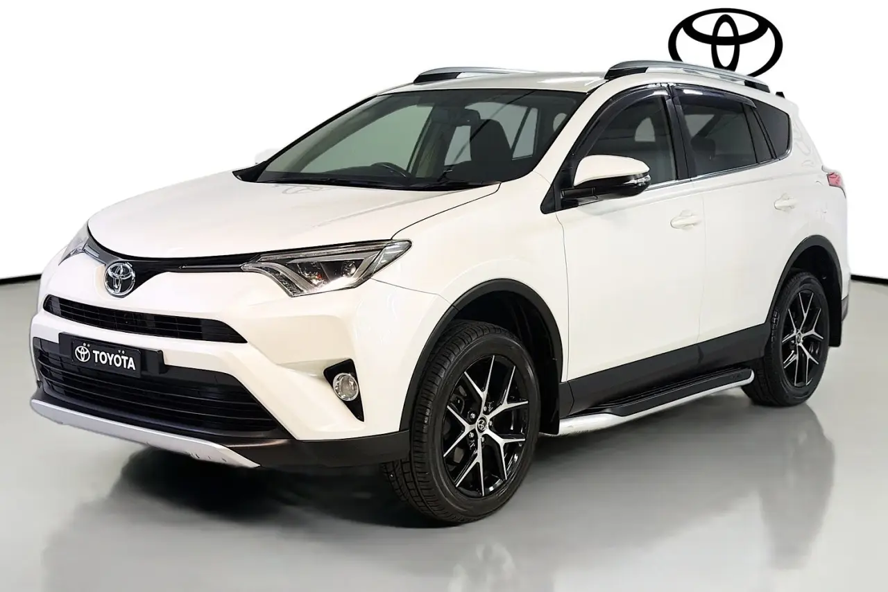 2017 Toyota RAV4 Gallery Image 4