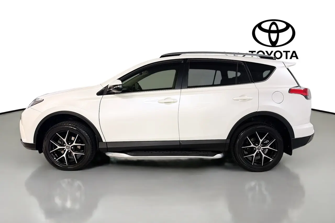 2017 Toyota RAV4 Gallery Image 5