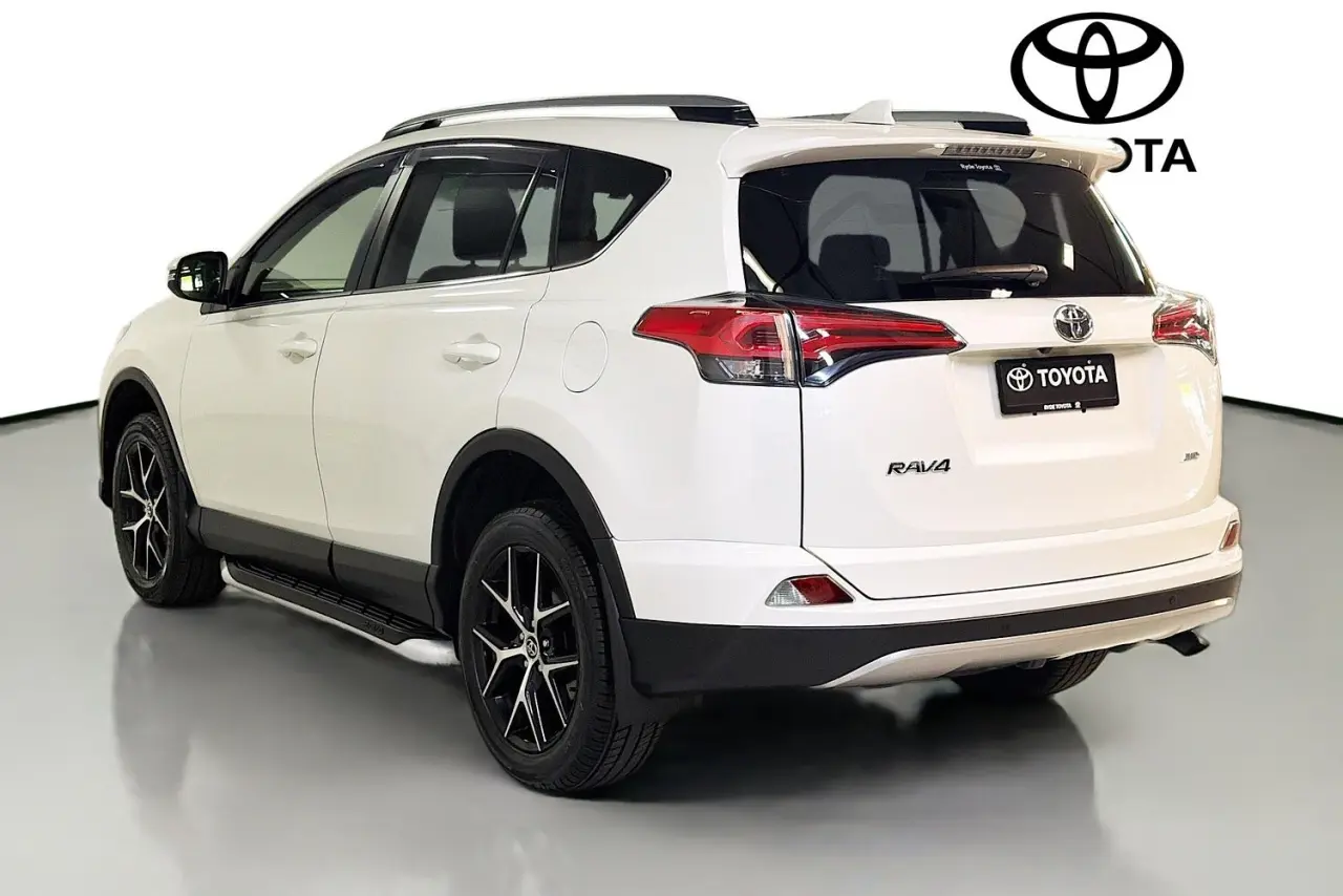 2017 Toyota RAV4 Gallery Image 6
