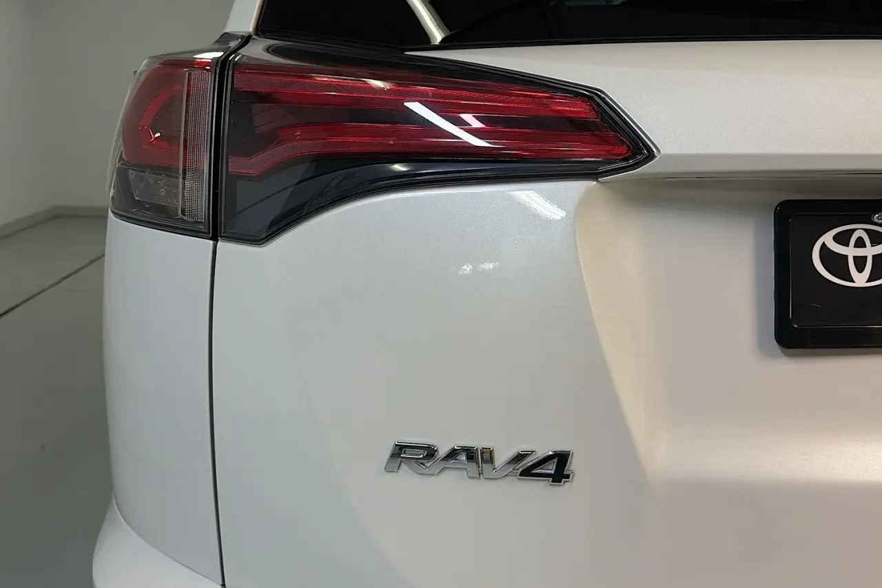 2017 Toyota RAV4 Gallery Image 8