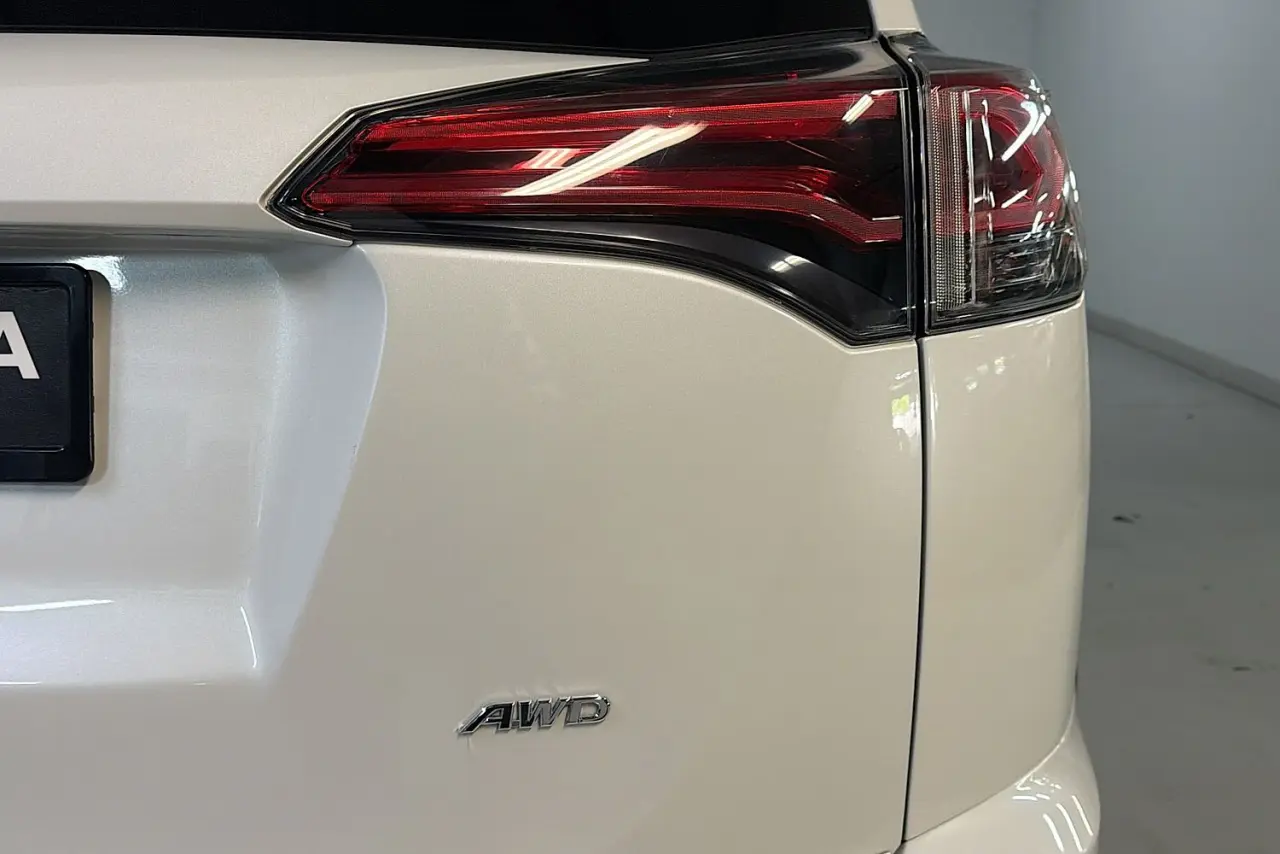2017 Toyota RAV4 Gallery Image 9