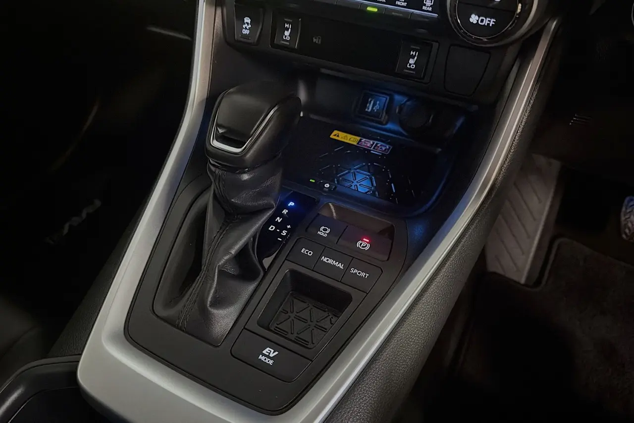 2025 Toyota RAV4 Gallery Image 17
