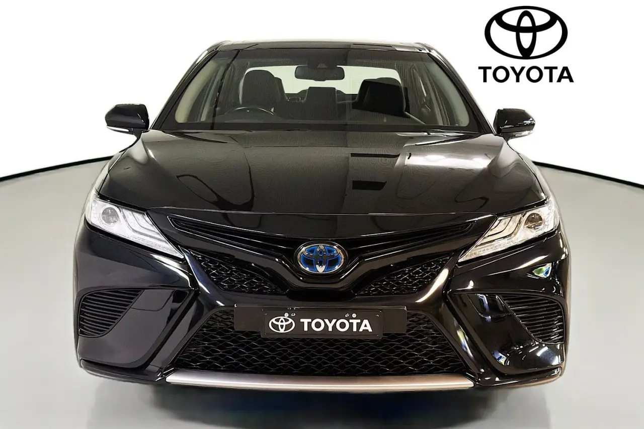 2020 Toyota Camry Gallery Image 2